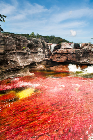 Illustration for article titled Absolutely Stunning Examples Of Lakes And Rivers With Unearthly Colors